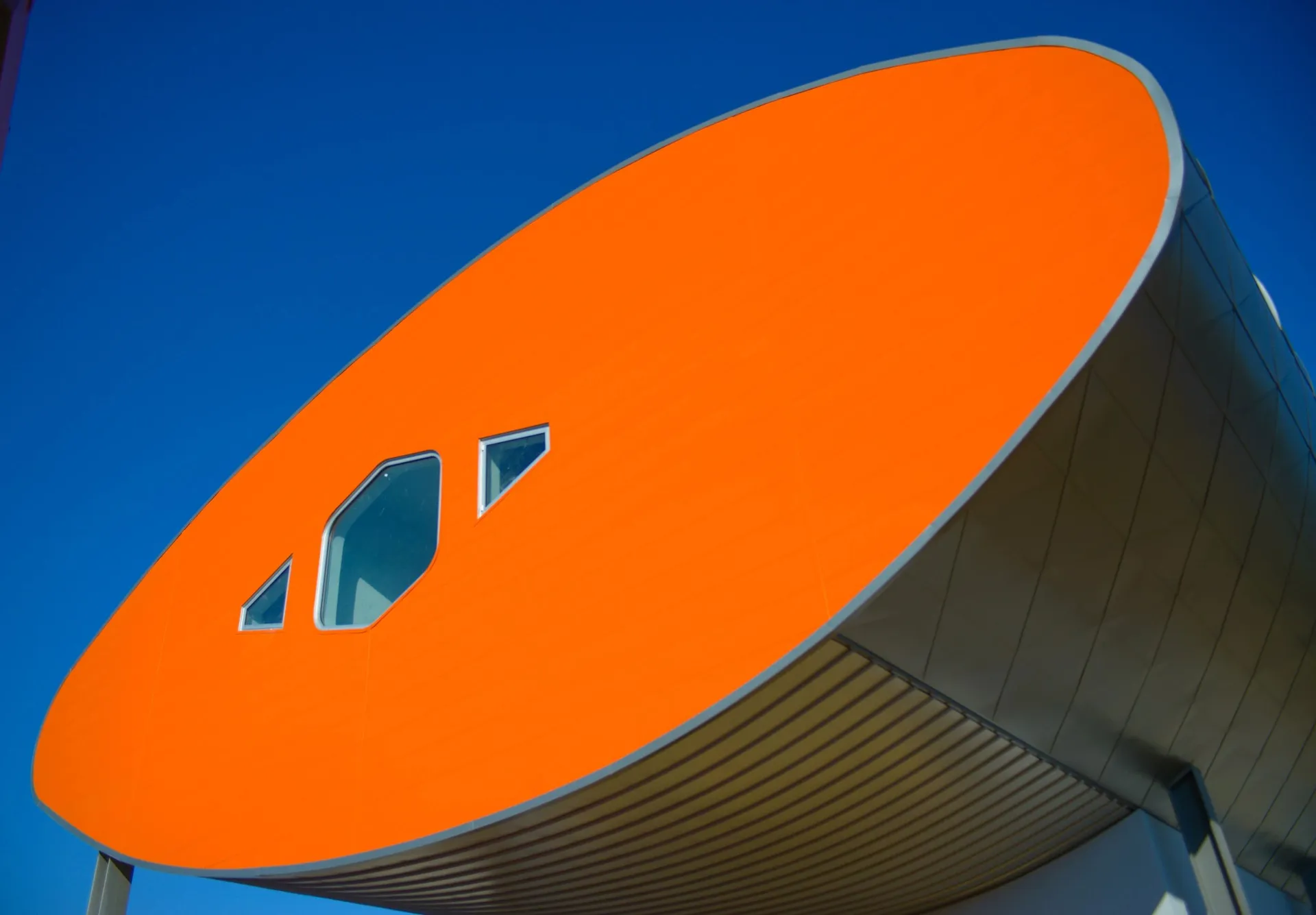 The Tube House curves across the landscape with a distinctly aerodynamic profile.